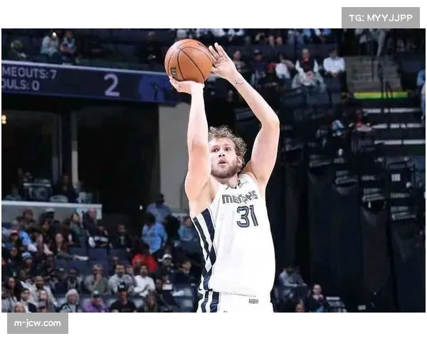 灰熊底薪中锋兰代尔抢6前场板，三分7中3打出首发实力