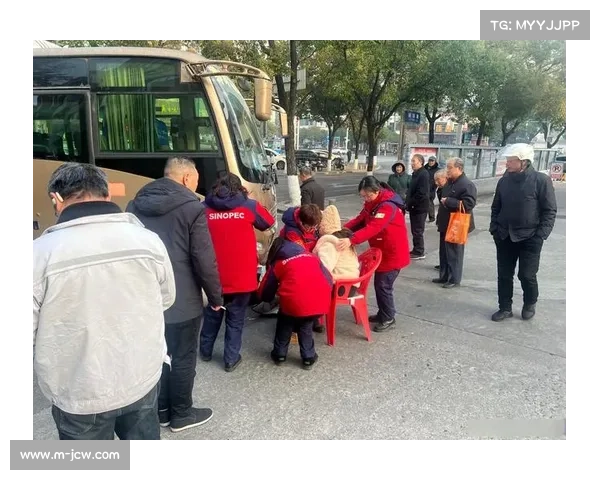 志愿者搀扶体力不支选手，暖心画面获网友点赞