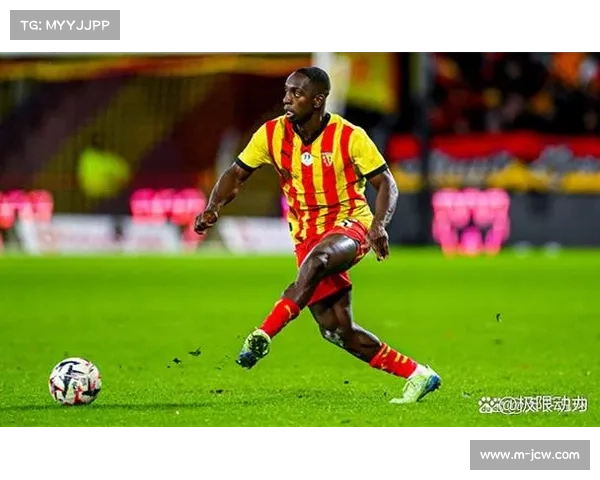 朗斯球迷客场高歌，庆祝球队登顶积分榜