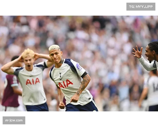 事件脉络：热刺vs维拉比赛中因球迷突发疾病中断25分钟，双方球员协助救援